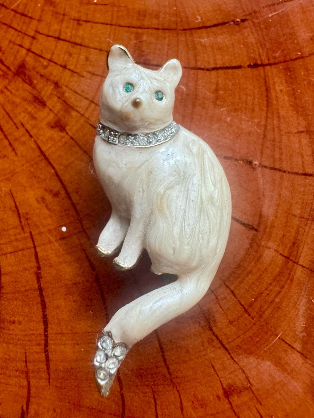 Vintage-Inspired Cream Cat Brooch with Rhinestone Collar and emerald eyes.